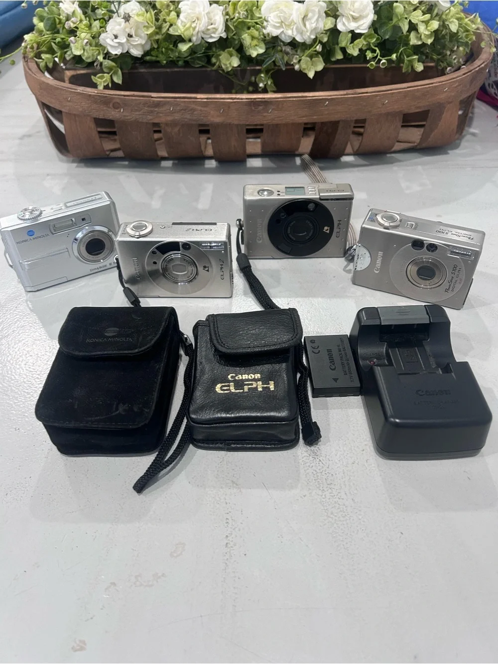 Lot of 4 - Canon And Minolta Cameras - FOR PARTS /REPAIR/UNTESTED BUT MAY WORK